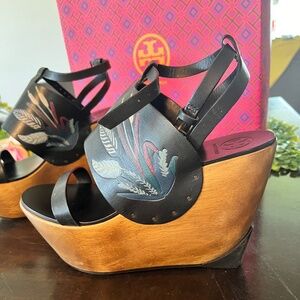 Tory Burch Wooden wedge sandals with Utopia print